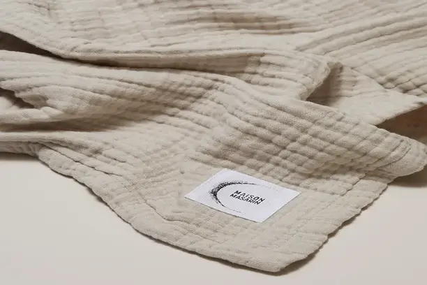 Coordonner les serviettes de table en gaze de coton avec sa décoration parisienne