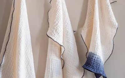 Quelles tendances actuelles de décoration ou de style de vie sont parfaitement complétées par l’utilisation de serviettes de table en lin brut d’Asnières-sur-Seine?