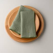 Quelles sont les caractéristiques éco-responsables des serviettes de table en gaze de coton Saint-Denis?